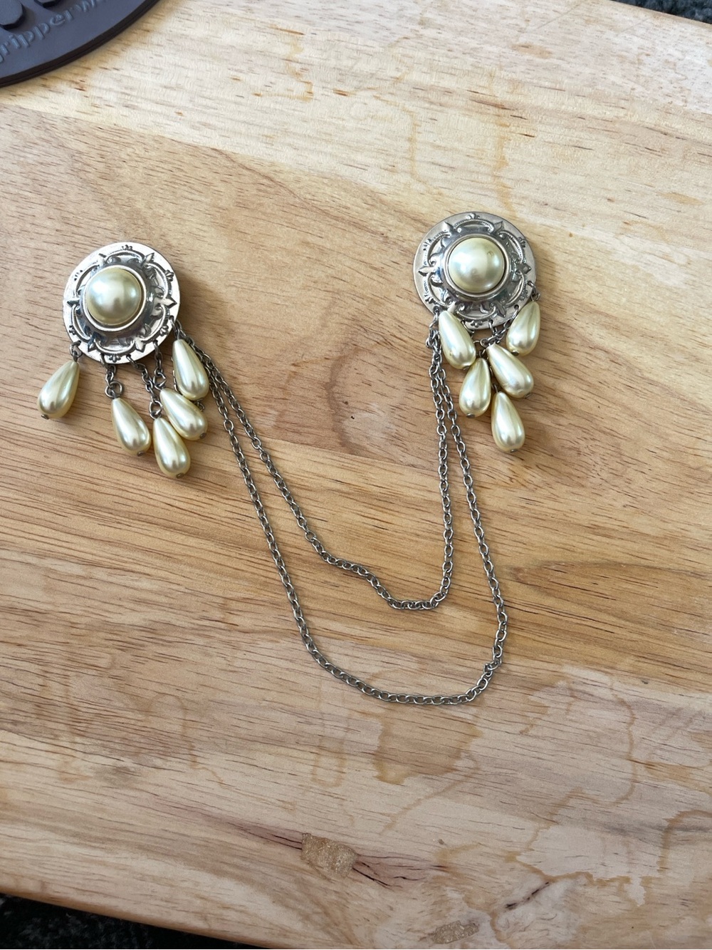 Vintage Faux Pearl Sweater Guard / Double Brooch Pin Chain Clip